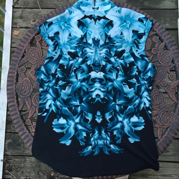 EUC Calvin Klein sleeveless criss-cross top - Picture 3 of 6